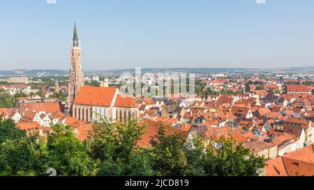 Landshut, Allemagne - 15 août 2021 : Panorama de la ville de Landshut avec église Saint-Martin. Banque D'Images