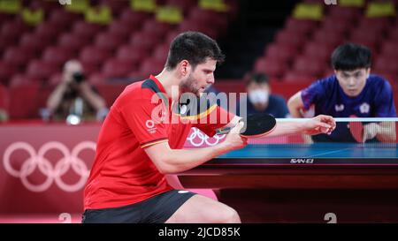 30th JUILLET 2021 - TOKYO, JAPON : Dimitrij Ovtcharov, de l'Allemagne, sert pendant le match de la Médaille de bronze des célibataires pour hommes de tennis de table à l'Olympii de Tokyo 2020 Banque D'Images