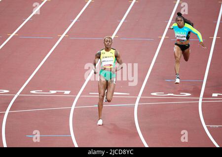 31st JUILLET 2021 - TOKYO, JAPON: Elaine Thompson-Herah de la Jamaïque et Tynia Gaither des Bahamas en action pendant les demi-finales des femmes de 100m au Tok Banque D'Images