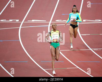 31st JUILLET 2021 - TOKYO, JAPON: Elaine Thompson-Herah de la Jamaïque et Tynia Gaither des Bahamas en action pendant les demi-finales des femmes de 100m au Tok Banque D'Images