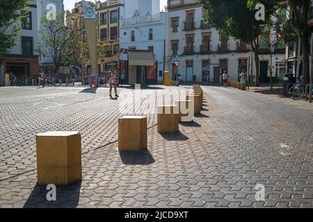 Macarena, Séville, Espagne -- 11 juin 2022. Une photo grand angle d'une place publique dans la section Macarena de Séville, Espagne. Banque D'Images