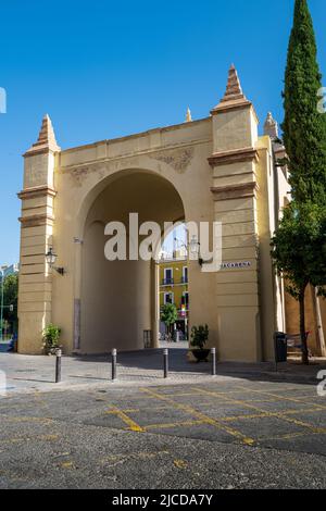 Macarena, Séville, Espagne -- 11 juin 2022. Un gros plan de la porte voûtée de la section Macarena de Séville, Espagne. Banque D'Images