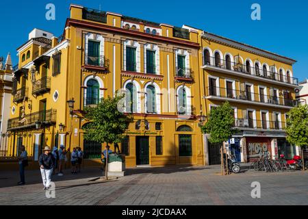 Macarena, Séville, Espagne -- 11 juin 2022. Une photo grand angle d'une place de la ville dans la section Macarena de Séville, Espagne. Banque D'Images