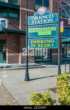 Panneau de marque pour les entreprises le long de ne Cornell Rd. À Hillsboro, Oregon. Près de Orenco Station Grill. Banque D'Images