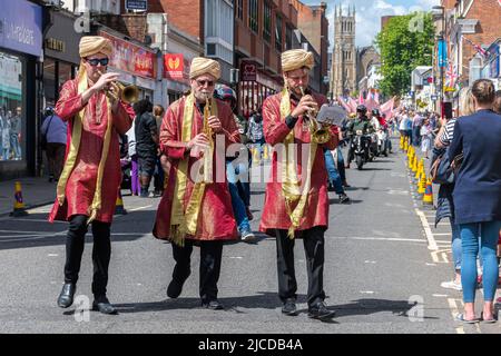 Musiciens en costumes indiens participant au Grand Parade à la fête de Victoria, un événement annuel à Aldershot, Hampshire, Angleterre, Royaume-Uni Banque D'Images