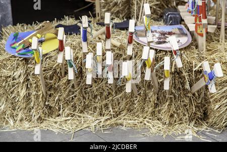 Détail des jouets en bois pour enfants, épées médiévales Banque D'Images