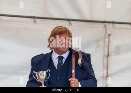 Ardrossan, Écosse, Royaume-Uni. 12th juin 2022. Le Chieftain Alec Wilkie aux Jeux des Highlands d'Ardrossan, qui revient après une absence de deux ans en raison de la pandémie de Covid-19. Les jeux célèbrent la culture écossaise avec des concours de groupes de tubes, de la tuyauterie solo, de la danse des hautes terres et des événements de poids lourds traditionnels. Credit: SKULLY/Alay Live News Banque D'Images