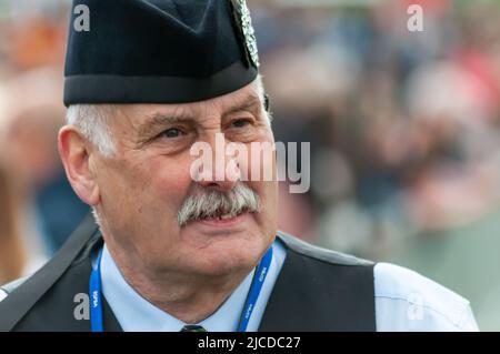 Ardrossan, Écosse, Royaume-Uni. 12th juin 2022. Un juge aux Jeux des Highlands d'Ardrossan qui fait un retour après une absence de deux ans en raison de la pandémie de Covid-19. Les jeux célèbrent la culture écossaise avec des concours de groupes de tubes, de la tuyauterie solo, de la danse des hautes terres et des événements de poids lourds traditionnels. Credit: SKULLY/Alay Live News Banque D'Images