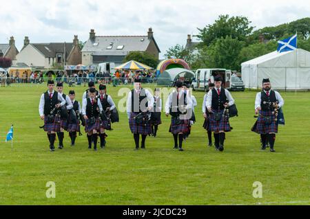 Ardrossan, Écosse, Royaume-Uni. 12th juin 2022. Les Jeux des Highlands d'Ardrossan reviennent après une absence de deux ans en raison de la pandémie de Covid-19. Les jeux célèbrent la culture écossaise avec des concours de groupes de tubes, de la tuyauterie solo, de la danse des hautes terres et des événements de poids lourds traditionnels. Credit: SKULLY/Alay Live News Banque D'Images