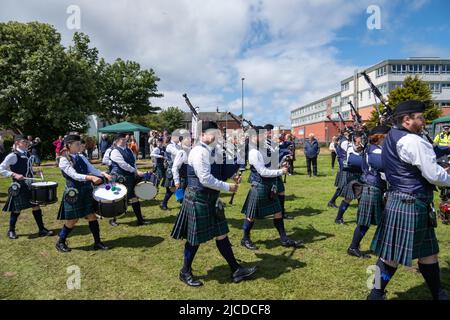 Ardrossan, Écosse, Royaume-Uni. 12th juin 2022. Les Jeux des Highlands d'Ardrossan reviennent après une absence de deux ans en raison de la pandémie de Covid-19. Les jeux célèbrent la culture écossaise avec des concours de groupes de tubes, de la tuyauterie solo, de la danse des hautes terres et des événements de poids lourds traditionnels. Credit: SKULLY/Alay Live News Banque D'Images