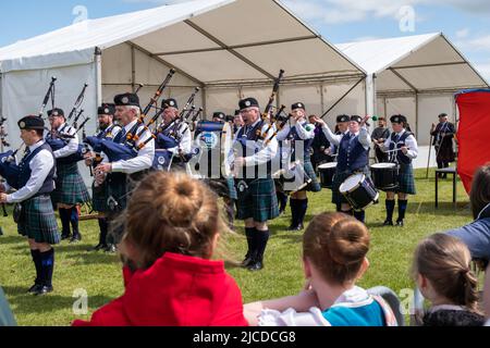 Ardrossan, Écosse, Royaume-Uni. 12th juin 2022. Les Jeux des Highlands d'Ardrossan reviennent après une absence de deux ans en raison de la pandémie de Covid-19. Les jeux célèbrent la culture écossaise avec des concours de groupes de tubes, de la tuyauterie solo, de la danse des hautes terres et des événements de poids lourds traditionnels. Credit: SKULLY/Alay Live News Banque D'Images