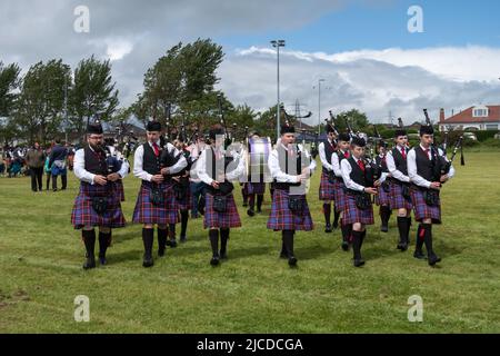 Ardrossan, Écosse, Royaume-Uni. 12th juin 2022. Les Jeux des Highlands d'Ardrossan reviennent après une absence de deux ans en raison de la pandémie de Covid-19. Les jeux célèbrent la culture écossaise avec des concours de groupes de tubes, de la tuyauterie solo, de la danse des hautes terres et des événements de poids lourds traditionnels. Credit: SKULLY/Alay Live News Banque D'Images