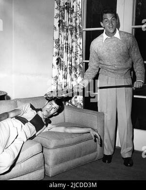 Comedy Team DEAN MARTIN et JERRY LEWIS Gag se posent dans leur chambre à l'hôtel Savoy en 1953 quand ils sont venus en Angleterre pour se présenter au London Palladium Banque D'Images