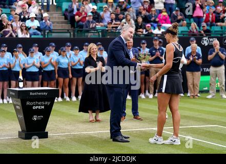 Le trophée est remis à Beatriz Haddad Maia au Brésil après avoir remporté le match final féminin des célibataires sur le court central le neuf jour de l'Open 2022 de Rothesay au Nottingham tennis Centre, Nottingham. Date de la photo: Dimanche 12 juin 2022. Banque D'Images