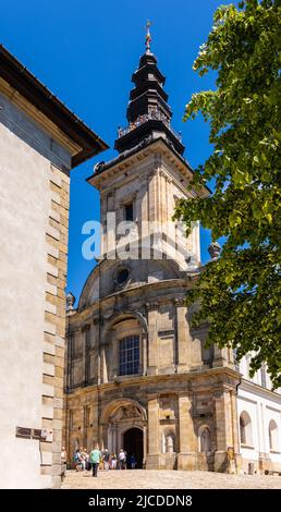 Swiety Krzyz, Pologne - 5 juin 2022: Basilique Sainte-Trinité dans l'abbaye bénédictive au sommet de Lysa Gora, montagne Swiety Krzyz dans le mont Swietokrzyskie Banque D'Images