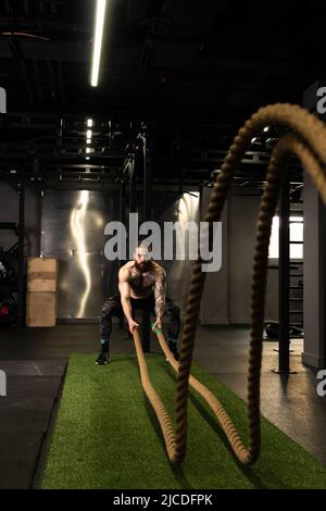 Corde homme fitness gym barbe entraînement combat ajustement sport exercice, concept équipement actif de l'activité physique, énergie caucasienne Banque D'Images