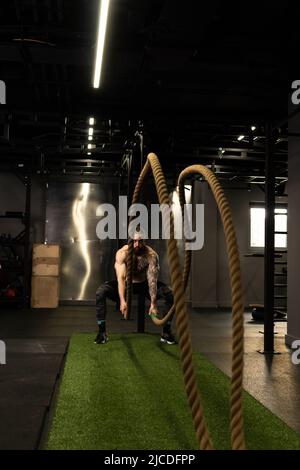 Corde homme fitness gym barbe entraînement combat ajustement sport exercice, concept équipement actif de l'activité physique, énergie caucasienne Banque D'Images