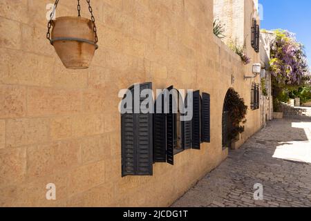 Jérusalem, Israël, rue Mishkenot Shaananim avec vues panoramiques sur la vieille ville de Jérusalem et le désert de Judée. Banque D'Images