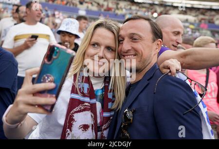 Mark Noble pose pour un selfie avec la foule avant le match de l'aide au football pour l'UNICEF au London Stadium, Londres. Date de la photo: Dimanche 12 juin 2022. Banque D'Images