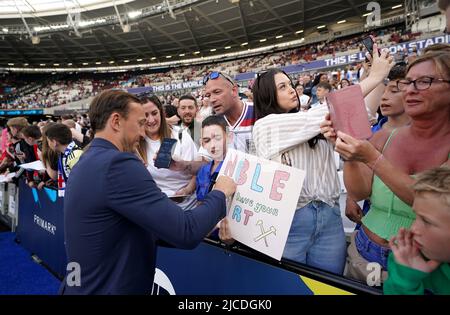 Mark Noble pose pour un selfie avec la foule avant le match de l'aide au football pour l'UNICEF au London Stadium, Londres. Date de la photo: Dimanche 12 juin 2022. Banque D'Images