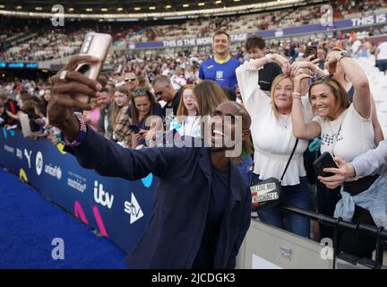 Sir Mo Farah pose un selfie avec la foule avant le match de l'aide au football pour l'UNICEF au stade de Londres, à Londres. Date de la photo: Dimanche 12 juin 2022. Banque D'Images