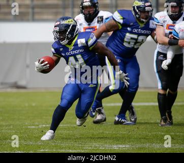 Waldau, Allemagne. 12th juin 2022. Stuttgart Surge RB #41 Bryan Yankson court avec le football lors d'un match de la Ligue européenne de football entre le Stuttgart Surge et le Panthers Wroclaw au stade Gazi à Waldau, en Allemagne. Justin Cooper/CSM/Alamy Live News Banque D'Images