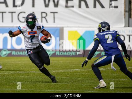 Waldau, Allemagne. 12th juin 2022. Panthers Wroclaw RB #7 Phileas Pasqualini joue avec lui lors d'un match de la Ligue européenne de football entre le Stuttgart Surge et le Panthers Wroclaw au stade Gazi à Waldau, en Allemagne. Justin Cooper/CSM/Alamy Live News Banque D'Images