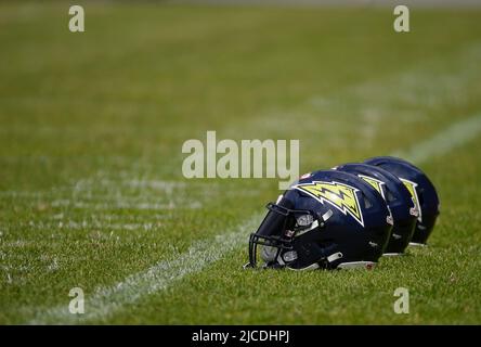 Waldau, Allemagne. 12th juin 2022. Trois casques sont mis sur le banc de touche pour les capitaines avant un match de la Ligue européenne de football entre le Stuttgart Surge et le Panthers Wroclaw au stade Gazi à Waldau, en Allemagne. Justin Cooper/CSM/Alamy Live News Banque D'Images