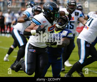 Waldau, Allemagne. 12th juin 2022. Panthers Wroclaw RB #7 Phileas Pasqualini court avec le ballon lors d'un match de la Ligue européenne de football entre le Stuttgart Surge et le Panthers Wroclaw au stade Gazi à Waldau, en Allemagne. Justin Cooper/CSM/Alamy Live News Banque D'Images