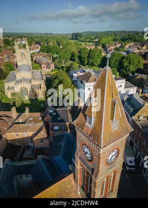 Vue aérienne de l'hôtel de ville de Newbury avec l'église Saint-Nicolas en arrière-plan Banque D'Images