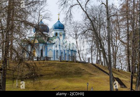 Transfiguration blanche de style byzantin de Christ Église orthodoxe de Cesis avec ses coupoles bleues debout sur une colline dans le parc du château de Cesis. Banque D'Images