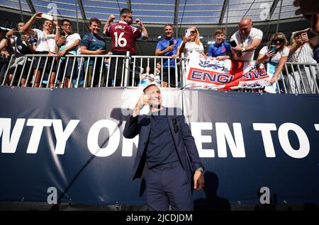 Mark Noble (à gauche) et Aitch signent des autographes avant le match de football Aid for UNICEF au stade de Londres, à Londres. Date de la photo: Dimanche 12 juin 2022. Banque D'Images