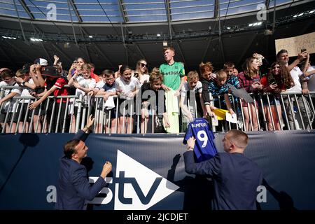 Mark Noble (à gauche) et Aitch signent des autographes avant le match de football Aid for UNICEF au stade de Londres, à Londres. Date de la photo: Dimanche 12 juin 2022. Banque D'Images