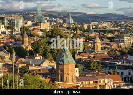 Paysage urbain de Tbilissi avec des églises traditionnelles géorgiennes au coucher du soleil, Géorgie. Banque D'Images