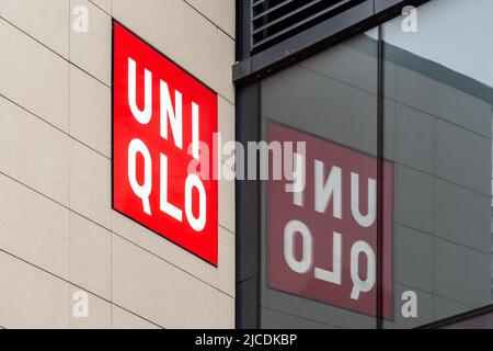 Affiche et logo UNIQLO sur le mur latéral du magasin Manchester Market Street à Arndale, au Royaume-Uni. Un magasin de vêtements japonais. Marque, marque, mode Banque D'Images