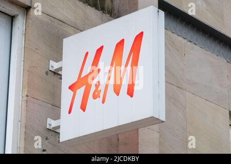 H&M Market Street Manchester, magasin de mode vendant vêtements et accessoires pour hommes et femmes. Panneau isolé sur le mur. Angleterre, Royaume-Uni Banque D'Images