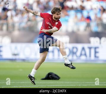 Tom Grennan s'échauffe avant le match de football de l'UNICEF au stade de Londres, à Londres. Date de la photo: Dimanche 12 juin 2022. Banque D'Images