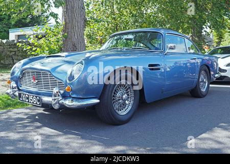 Aston Martin DB5, 4lt droit six, fait en 1965, en bleu «Caribbean Pearl» métallisé, avec roues en fil métallique. Rendu célèbre par les films James Bond. Banque D'Images