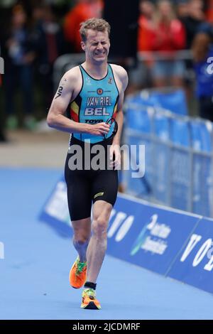 Marten Van Riel, en Belgique, réagit après avoir chuté pendant le premier jour de la série mondiale de triathlon 2022 à Roundhay Park, Leeds. Date de la photo: Samedi 11 juin 2022. Banque D'Images