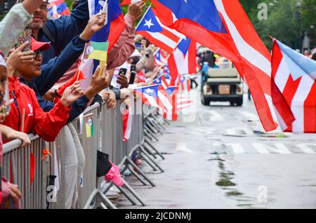 Les drapeaux portoricains sont vus lors de la parade annuelle de la journée portoricaine de 65th sur 12 juin 2022 à New York. Banque D'Images