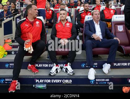 Harry Redknapp, directeur de l'Angleterre (à droite), avec les entraîneurs Robbie Williams (au centre) et David Seaman avant le match de l'aide au football pour l'UNICEF au London Stadium, à Londres. Date de la photo: Dimanche 12 juin 2022. Banque D'Images