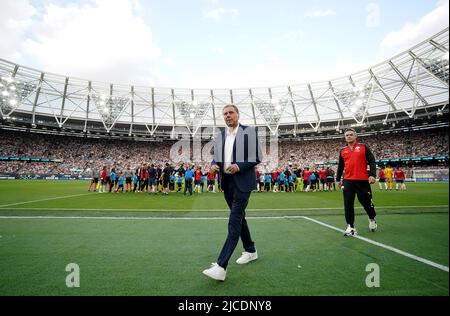 Harry Redknapp, directeur de l'Angleterre, avec l'entraîneur Robbie Williams, avant le match de l'aide au football pour l'UNICEF au stade de Londres, à Londres. Date de la photo: Dimanche 12 juin 2022. Banque D'Images