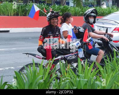 Manille, Philippines. 12th juin 2022. Un cycliste vu avec un drapeau philippin sur son casque le jour de l'indépendance. Les Philippins ont célébré le jour de l'indépendance en se rendant à la plage des Dolomites de Manille Baywalk pour savourer leurs vacances de fin de semaine. Ils s'attendaient à la réouverture de la plage, célèbre pour son sable blanc artificiel. (Photo de Josefiel Rivera/SOPA Images/Sipa USA) crédit: SIPA USA/Alay Live News Banque D'Images