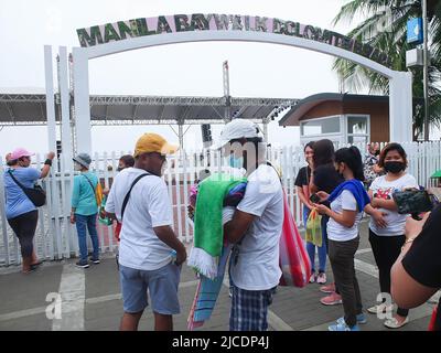 Manille, Philippines. 12th juin 2022. L'entrée principale de la plage des Dolomites de Manille Baywalk le jour de l'indépendance. Les Philippins ont célébré le jour de l'indépendance en se rendant à la plage des Dolomites de Manille Baywalk pour savourer leurs vacances de fin de semaine. Ils s'attendaient à la réouverture de la plage, célèbre pour son sable blanc artificiel. (Photo de Josefiel Rivera/SOPA Images/Sipa USA) crédit: SIPA USA/Alay Live News Banque D'Images