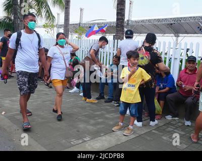 Manille, Philippines. 12th juin 2022. Les gens ont vu attendre devant la plage de dolomie de Manila Baywalk le jour de l'indépendance. Les Philippins ont célébré le jour de l'indépendance en se rendant à la plage des Dolomites de Manille Baywalk pour savourer leurs vacances de fin de semaine. Ils s'attendaient à la réouverture de la plage, célèbre pour son sable blanc artificiel. (Image de crédit : © Josefiel Rivera/SOPA Images via ZUMA Press Wire) Banque D'Images