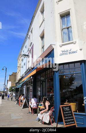 Café-restaurant et café Roasted Bean sur Westow Street à Crystal Palace, dans le sud de Londres, Royaume-Uni Banque D'Images