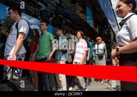 Moscou, Russie. 12th juin, 2022 personnes se rendent dans un restaurant de restauration rapide récemment ouvert dans un ancien magasin McDonald's de la rue Bolshaya Bronnaya à Moscou, en Russie. Nikolay Vinokurov/Alay Live News Banque D'Images