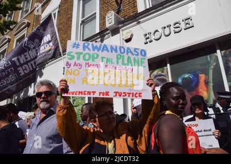 Londres, Royaume-Uni. 8th juin 2022. Des manifestants se sont rassemblés devant le Haut-commissariat du Rwanda à Londres pour protester contre l'accord du gouvernement britannique avec le Rwanda visant à envoyer des réfugiés dans le pays. Banque D'Images