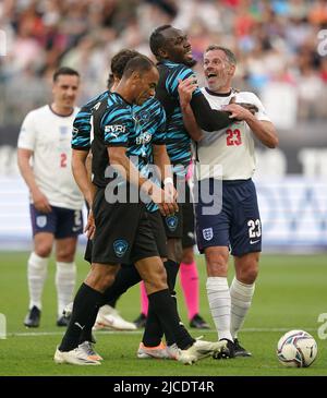 Jamie Carragher (à droite), de l'Angleterre, est retenu le reste du boulon Usain des XI du monde après avoir essayé de mettre Noah Beck hors de la zone avant que le premier but du match ne soit marqué pendant le match de l'aide au football pour l'UNICEF au stade de Londres, à Londres. Date de la photo: Dimanche 12 juin 2022. Banque D'Images