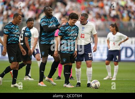 Jamie Carragher (à droite), de l'Angleterre, tente de mettre le reste du monde des XI Noah Beck avant que le premier but du match ne soit marqué pendant le match de l'aide au football pour l'UNICEF au stade de Londres, Londres. Date de la photo: Dimanche 12 juin 2022. Banque D'Images